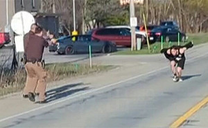 美國男子｢火影跑｣持手裡劍迫近遭擊斃！警遭調查判定合理正當用槍