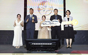 伊絲碧媞年度盛會 慷慨捐贈高市府高頂復康巴士