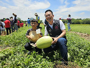溪海採瓜兼賞花 蘇俊賓推廣食農教育