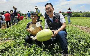 溪海採瓜兼賞花 蘇俊賓推廣食農教育