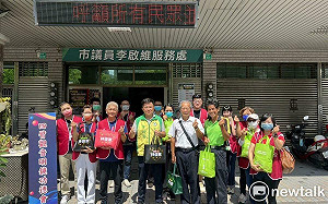 實用物資小紅包分送低收家庭  李啟維議員服務處滿溢愛心