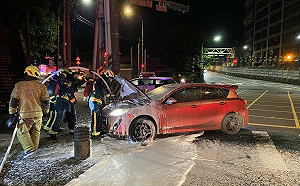 又見疑吸喪屍菸彈 基隆男自撞石墩猛踩油門燒胎