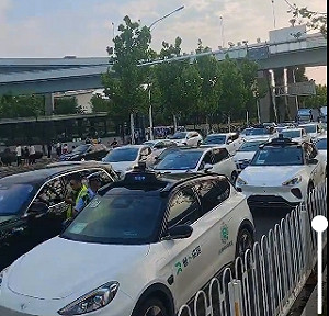 癱瘓武漢交通! 「蘿蔔快跑」自動駕駛又闖禍 還把乘客困車裏
