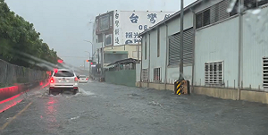 大雷雨再轟1小時!台南7區一級淹水警戒 水淹半個輪胎高