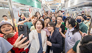 屏東西市場改造後開幕 蕭美琴提茄芷袋偕周春米買菜