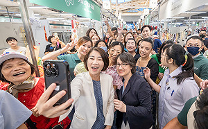 屏東西市場改造後開幕　蕭美琴提茄芷袋偕周春米買菜