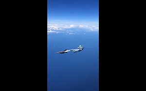  (影) 俄SU-27危險動作逼退F-15! 網批 : 中調虎離山計 讓Tu-22M3曝險 