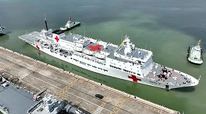 解放軍要動手了? 萬噸「海上醫院」突開往南海 疑將拖走馬德雷山號