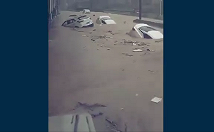 (影) 三峽開九孔洩洪害的! 下游大淹水 湖北4人罹難 男子逆流上山急救母