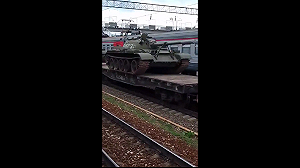 (影) 前線吃緊! 近6萬烏軍女兵上戰場 俄坦克快打光 急運二戰 T-54老古董