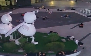 (影) 廣東高達3百萬人沒工作! 車站前大批人餐風露宿 年輕人在圖書館「上班」