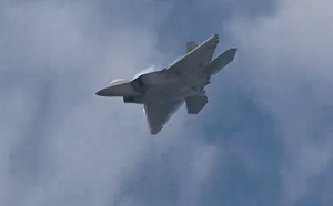 (影) F-22猛禽展雄風 飛機 垂直高空竄升、360度翻滾、後空翻掉頭、落葉飄