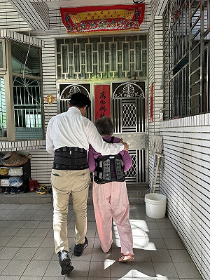 力戰藍白尾椎骨折 郭國文曬母子同穿護腰照:身體已好大半