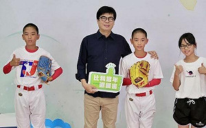 與各校市長獎畢業生合影 陳其邁勉勇敢追逐夢想