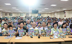 高雄國小低年級生開學禮 民間集資贈英文圖解字典、科學雜誌