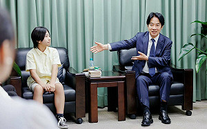新竹國中生送米克斯油畫 賴清德接見話家常