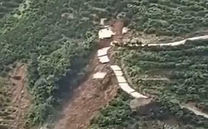 (影) 整座山頭沒了！ 三峽大壩11孔全開 湖北山體滑波、大淹水 陝西大橋被沖走