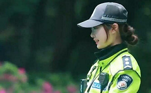 (影) 長得「太違規」了! 大家搶著被她開罰單 女警看到「車龍」喊救命