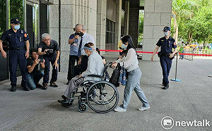 高院撤銷千萬交保 楊兆麟坐輪椅三度現身法院重開羈押庭