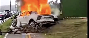(影) 火燒車打不開車門逃生! 中國電動車多地傳自燃 噴水、泡沫都難滅火勢