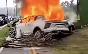 (影) 火燒車打不開車門逃生! 中國電動車多地傳自燃 噴水、泡沫都難滅火勢