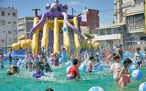 2024旗津風箏節消暑登場   氣墊水樂園從早玩到晚   