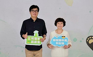 高雄市長獎畢業生合影活動最終場    陳其邁讚72歲阿嬤「活到老學到老」 