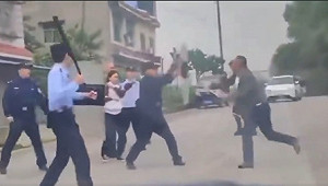 (影) 交警當街慘遭過肩摔! 中國公權力多地遭嚴重挑戰 1人持棍大戰群警
