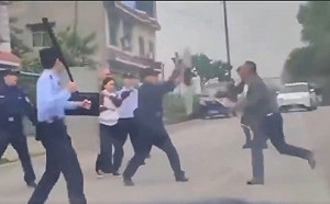 (影) 交警當街慘遭過肩摔! 中國公權力多地遭嚴重挑戰 1人持棍大戰群警
