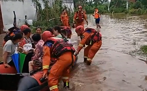 (影) 只會擺拍 不會救人！民警下水搶撈五星旗 民眾落水2警救援無力讓他被沖走