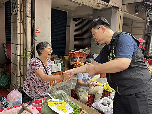 提前敲響高雄市長選戰 賴瑞隆跨區到鳳山掃街