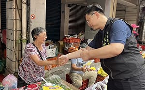 提前敲響高雄市長選戰 賴瑞隆跨區到鳳山掃街