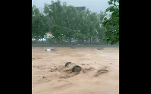 (影) 陝西洪水斷橋 釀11死30多失蹤 12孔全開 三峽大壩撐不住了？