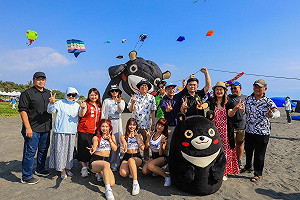 2024旗津風箏節登場 陳其邁化身海灘型男行銷美食美景