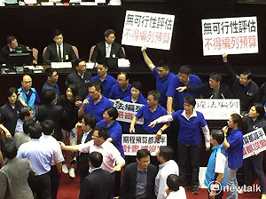 不滿藍占發言台　談話會爆藍綠肢體衝突