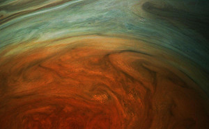 飛越巨大紅斑  NASA傳回木星寫真「橘紅旋風」