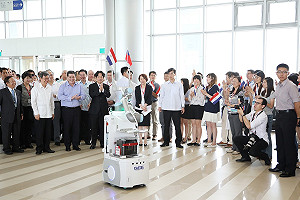 陳建仁與巴拉圭總統訪南科 機器人迎賓