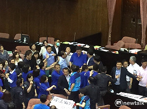 立院直擊》丟椅子、砸水球   為審前瞻藍綠立委互毆真實上演