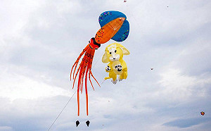 週末衝旗津 看特技風箏高空「飆風」