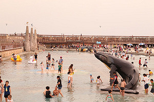 避暑提案！東石漁人碼頭戲水聽歌啖美食