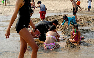 衝海灘戲水頭暈不是太嗨！恐是熱中暑前兆