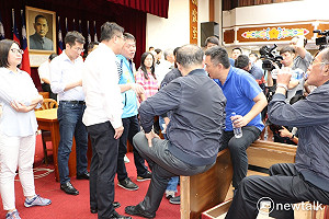 圖集/立院審前瞻  第二天武打進度是發言台翻過來當椅子坐
