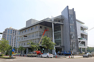 啟用食安大樓 張花冠：50億等7年？2億等半年？