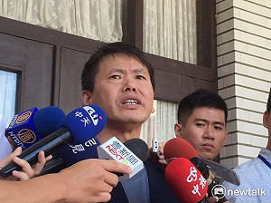 議場禁水球  藍委嗆大鎖、鐵鍊與水球哪個危險?