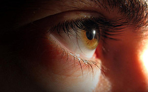 小心！戴錯隱形眼鏡眼晴傷很大