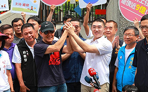 馬英九遭嗆「臭要飯滾回中國」議員爆：壓制民眾的是洪門幹部、KMT中央委員