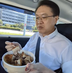 新北樹林老闆娘每日赴宜蘭賣烤豬 林右昌品嚐:敬佩努力打拚的市民