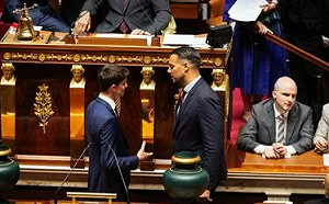 (影) 沒人要跟他握手 還被戲謔! 法國社會撕裂 連最基本民主禮貌都丟了..... 