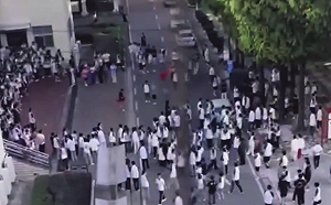 (影) 被強逼簽「主動申請補課」湖北數百高中生集體罷課 與老師打起來了