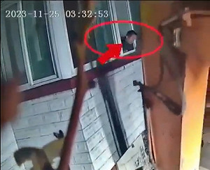 ( 影 ) 無人性「血拆」! 不顧屋主還在二樓 怪手樓下狠拆、鎮暴警察圍住 民眾掉淚看屋毀